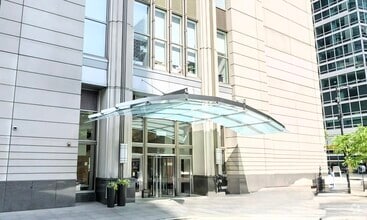 Building Photo - 512 N McClurg Ct