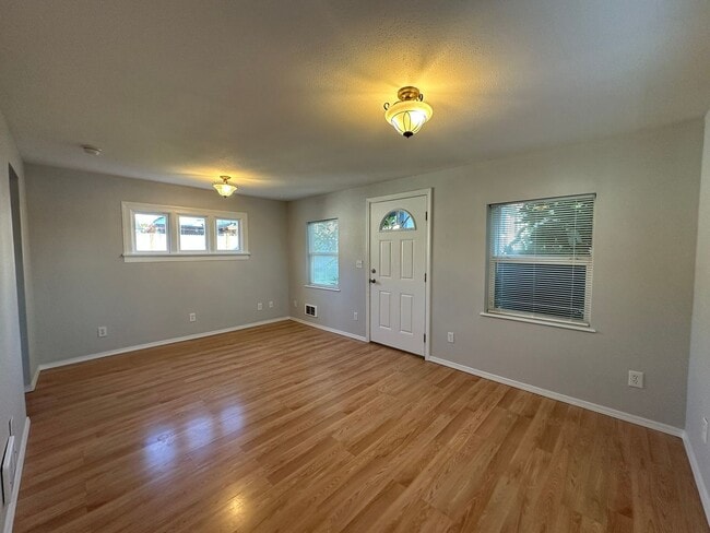 Building Photo - Stand-alone 1BR Home | W/D | Prime North E...