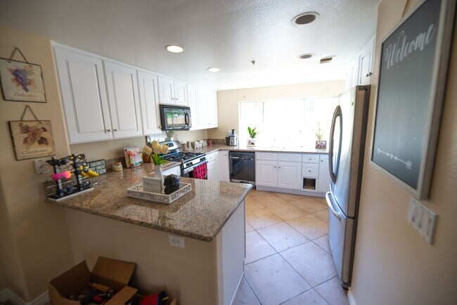 Foto del edificio - Light and Bright 2 bedroom 2.5 bath!! Call Steve Conrad 949-542-8347