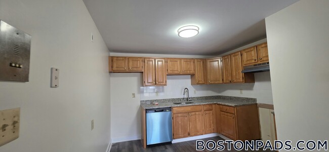 Building Photo - 5 Totman Dr