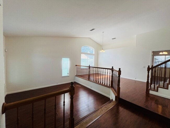 Building Photo - Spacious and Sparkling with New Paint 3 be...