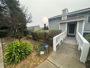 Building Photo - 2261 Clearview Cir