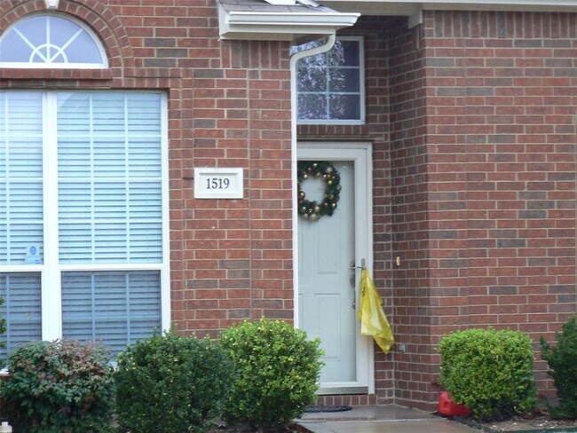 Building Photo - 1519 Hamilton Dr
