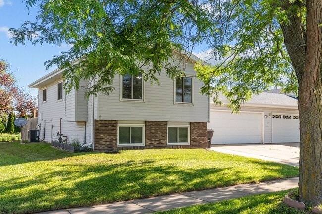 Building Photo - 1626 E Capitol Dr
