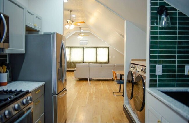 Building Photo - 4174 Cass St