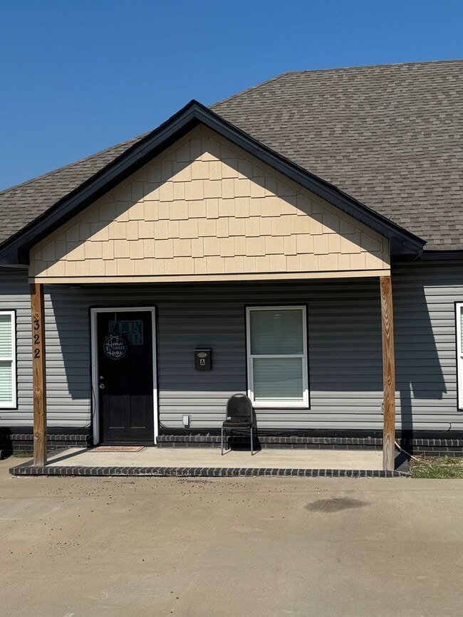 Building Photo - 322 E Maple St