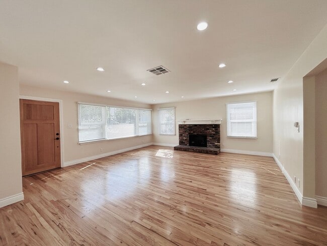 Building Photo - Beyond Beautiful Newly Remodeled Two Bedro...