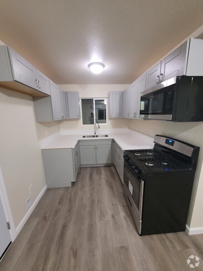 Building Photo - 10702 S Grevillea Ave