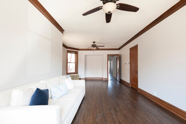 Sala de estar orientada al norte - 2250 W Addison St