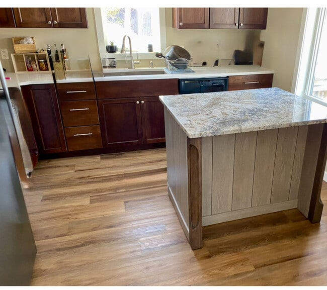 Island with Chef's drawers (moveable) - 340 Chapman Rd