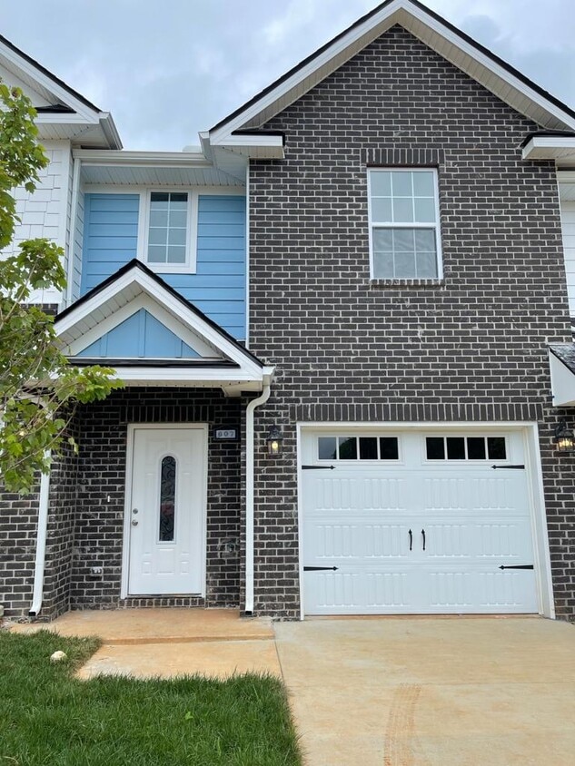 Primary Photo - 607 Longfellow Ln