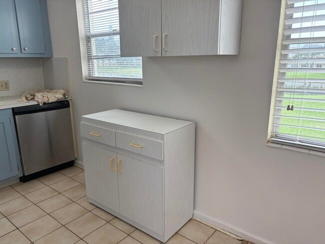 Building Photo - 186 Dorset E