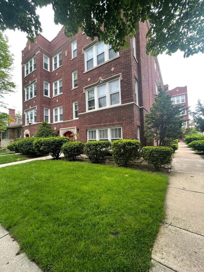 Foto del edificio - Spacious Renovated Top Floor 2bed/1bath In West Rogers Park