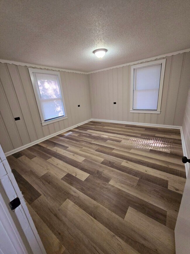 Building Photo - Newly renovated home in convenient location