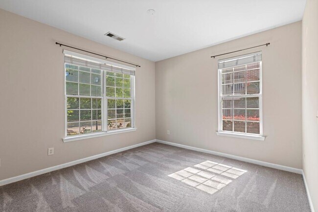 Building Photo - 3463 Fernview Dr
