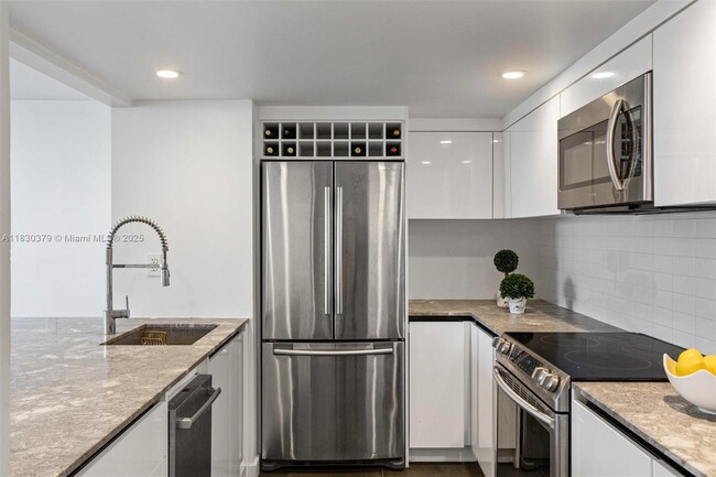 Building Photo - 540 Brickell Key Dr