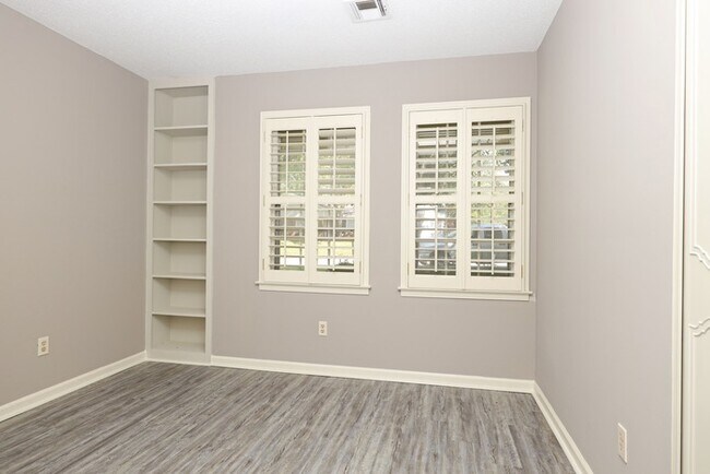 Foto del edificio - 620 Sandhurst Dr