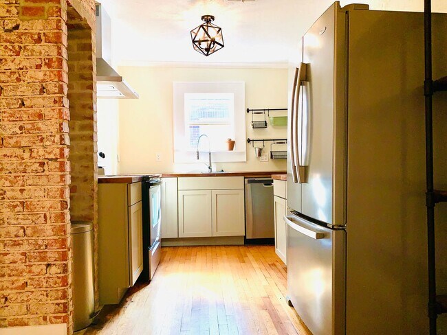 Building Photo - Cute 2BD 1BA Duplex in Military Park!!