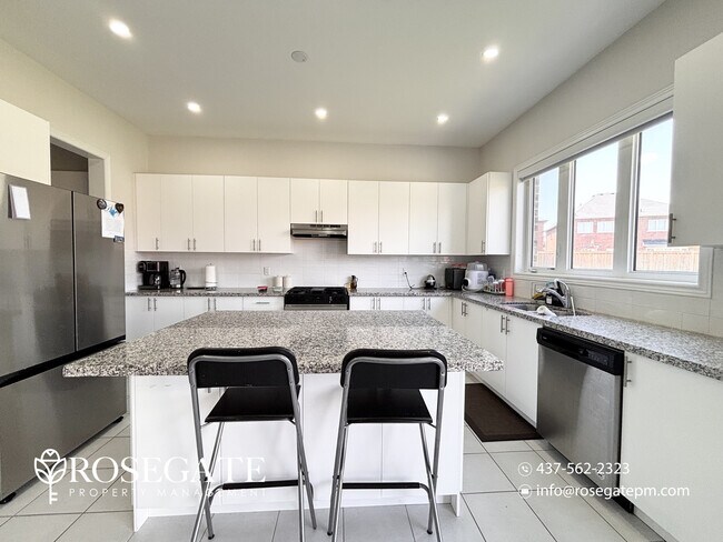 Photo du bâtiment - Luxury 4-Bedroom Upper-Level Home with Garage & 5 Parking – Innisfil