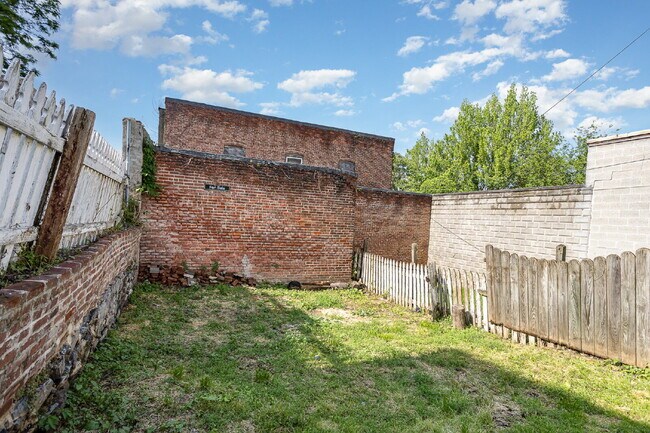 Foto del edificio - "Charming 3-Bed Townhouse Retreat in the H...