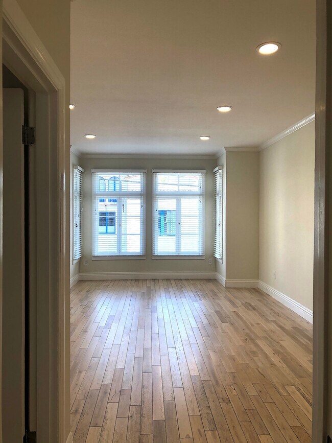 Building Photo - 633 Alma Ave
