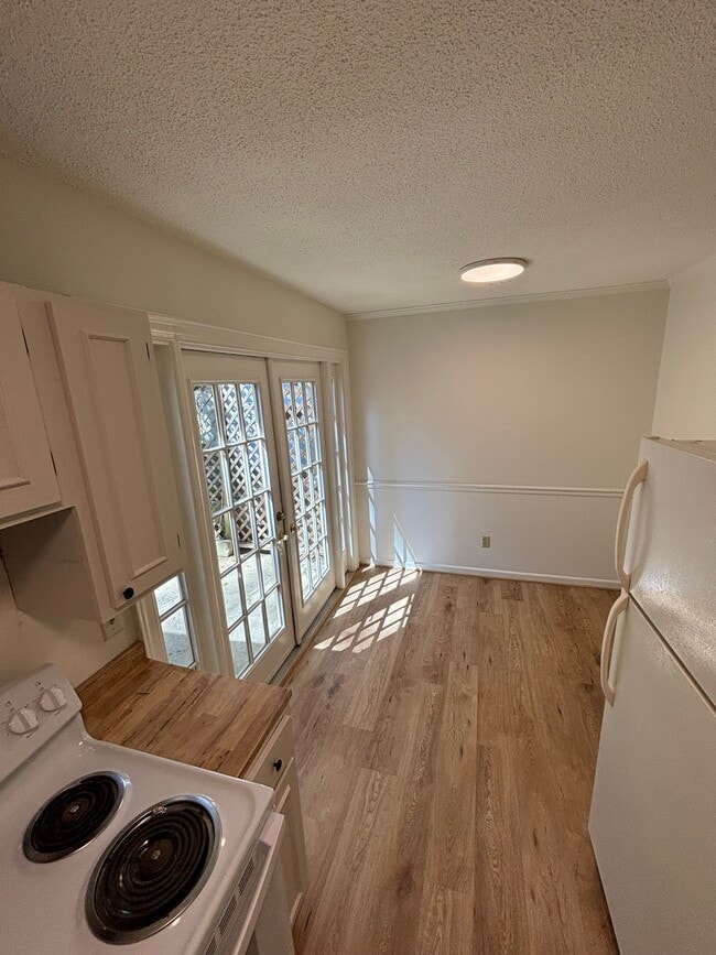 Eat-In Area - 3906 Overbrook Dr