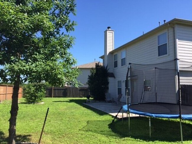 Foto del edificio - 4 Bed 2.5 Bath Home with Yard in Kyle