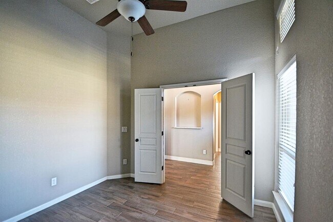 Building Photo - 1643 Sun Bay Dr