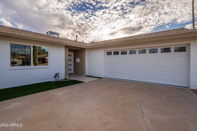 Building Photo - 8607 E Jackrabbit Rd