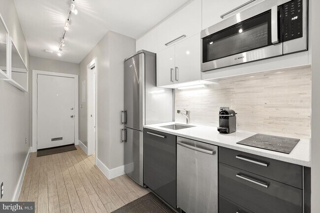 Photo - Logan Circle Beautifully Renovated Studio ... Apartment