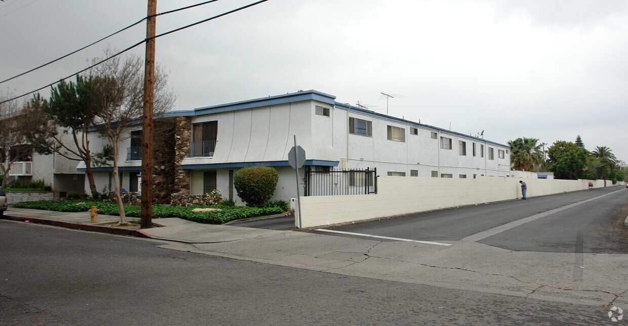 Foto del edificio - FREE RENT! Beautiful & Spacious 1 bed. Apt. In Van nuys.