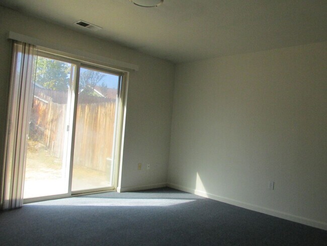 Foto del edificio - THREE BEDROOM TWO BATH DUPLEX FOR RENT