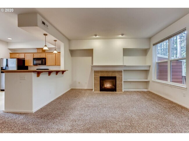 Foto del edificio - Forest-View Three-Level Townhome with Ensuite Bedrooms, Attached Garage & Fenced Yard