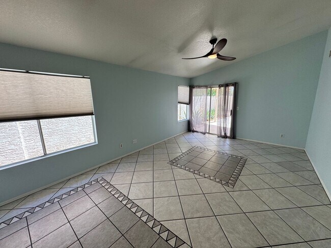 Foto del edificio - 1119 N Carriage Ln