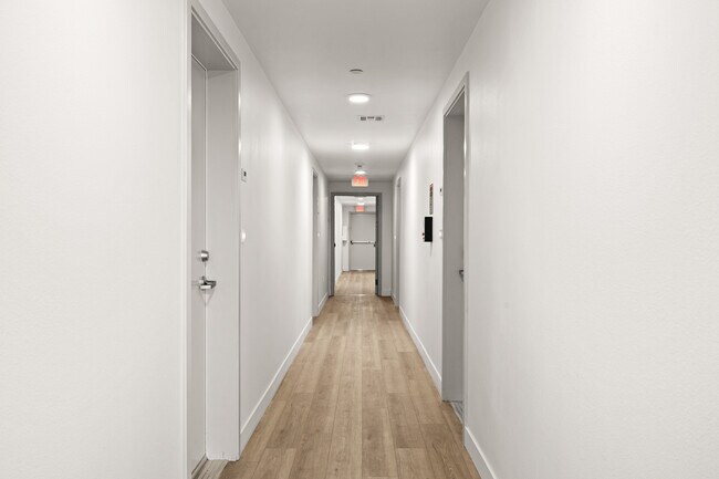Foto del edificio - 4347 Woodlawn Ave