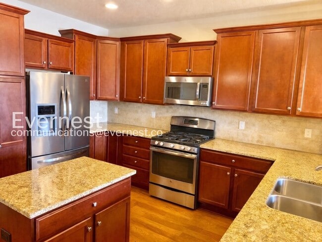 Building Photo - 2 Bed/2.5 Bath Town Home with Garage / Available Soon!