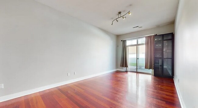 Building Photo - Spacious 1 bedroom 1 bathroom