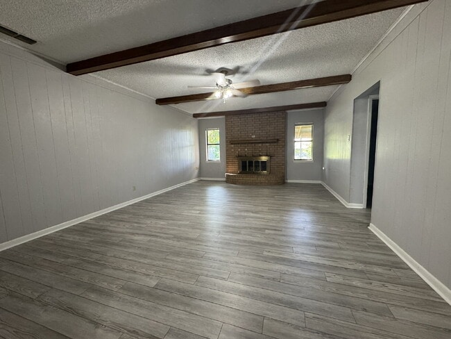 Building Photo - Excellent 3 bedroom 2 bath in great neighb...