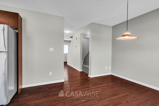 Photo du bâtiment - 655-655 Tamarack Rd NW