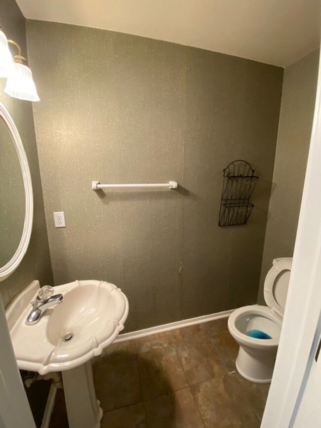 Foto del edificio - Two-Story Home, 4-5 bedrooms, 2.5 bathroom...