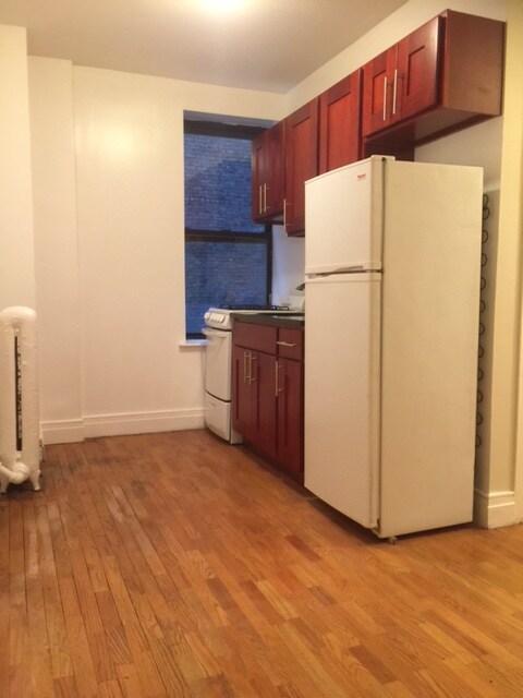 Primary Photo - 182 Thompson St