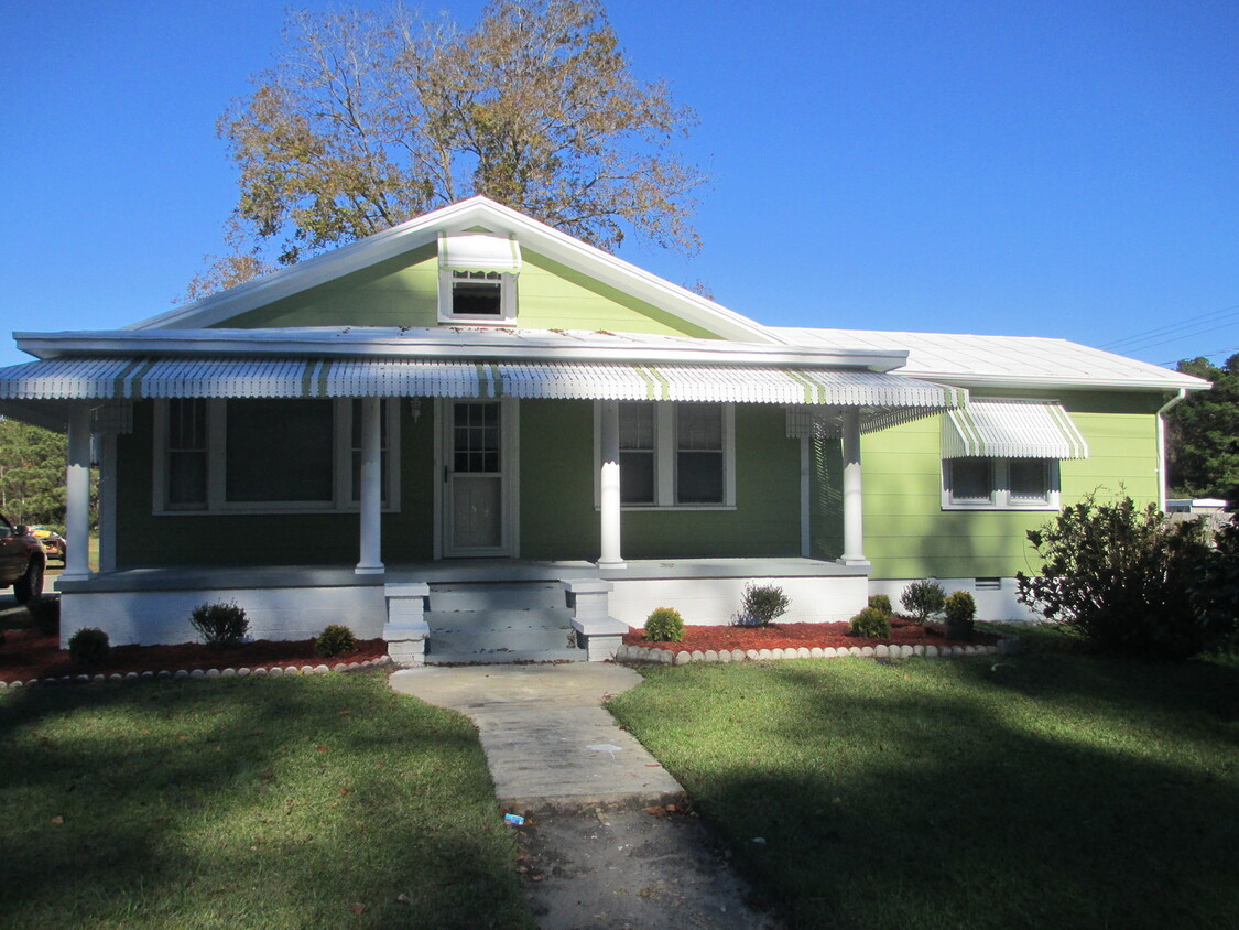 Primary Photo - Beautiful 3 bedroom, 2 bath house on a lar...