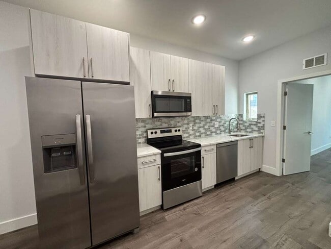 Building Photo - 2252 N Delhi St