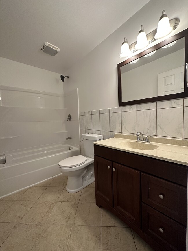 Foto del edificio - 2437 Lakeshore Dr