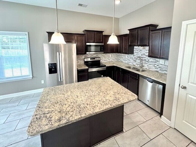 Foto del edificio - Now Leasing A 5 Bedroom 3 Bath Home In Olive Branch