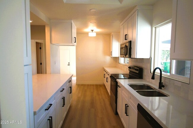 Building Photo - 443 N Sycamore