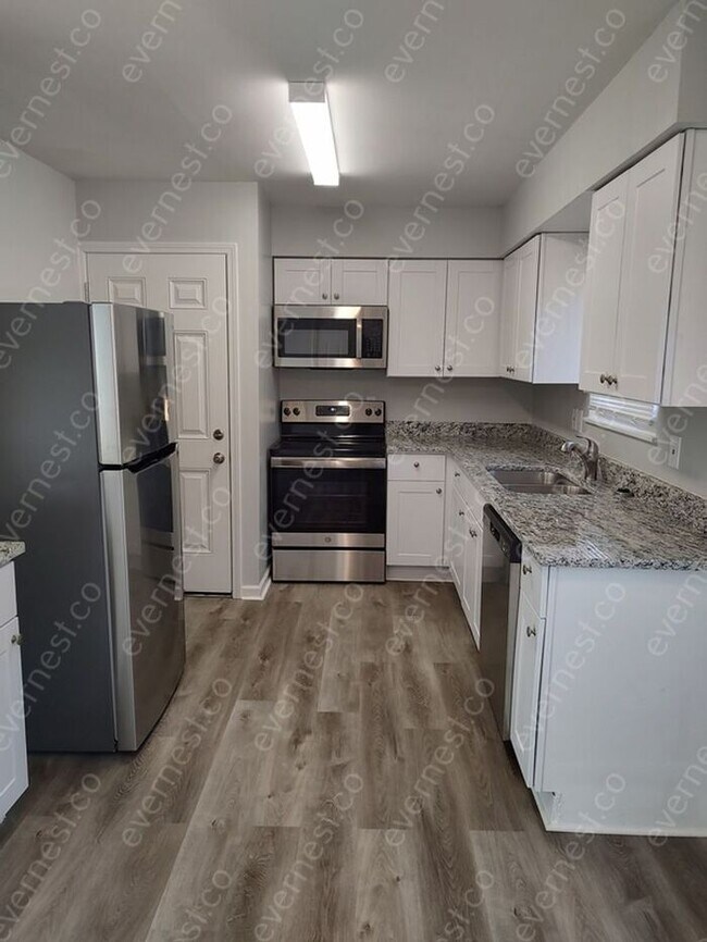 Foto del edificio - Charming 3-Bedroom Home with Fenced Yard a...