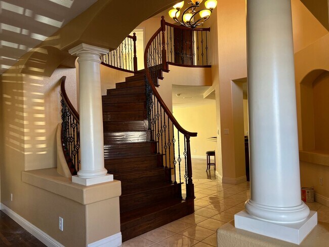 Foto del edificio - 6 bedroom Home With Pool and Basement