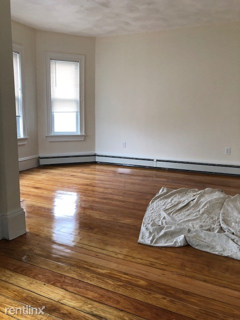 Building Photo - 3 br, 1 bath Triplex - 25 Marlborough St