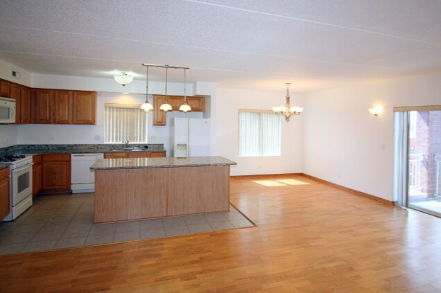 Foto del edificio - 6560 W Diversey Ave